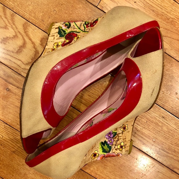 💐💐Betsey Johnson Peep Toe Wedge w/ Embroiderey🌸 - Picture 5 of 10
